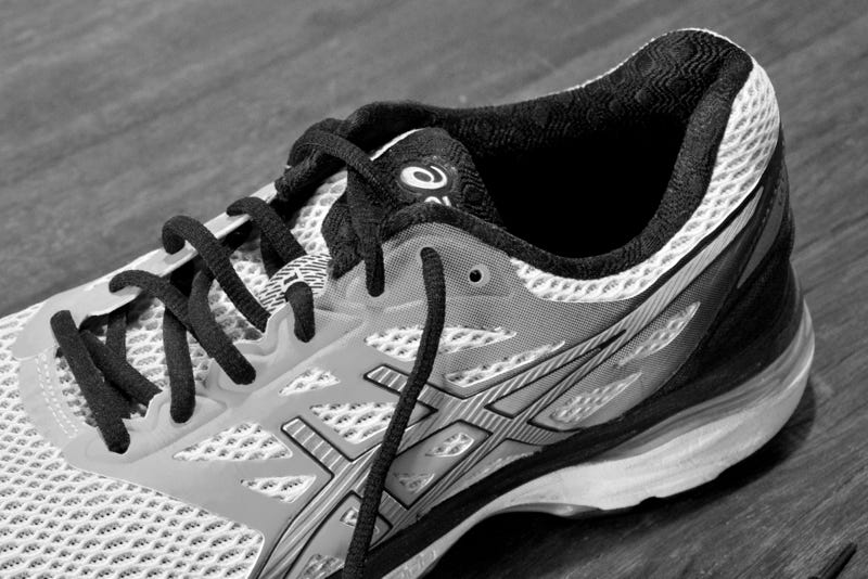running shoe extra hole step 1 - VOF Studio